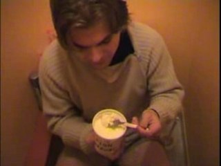 Ben et hug - fion de danone aux toilettes