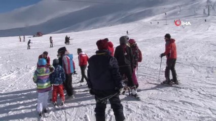 Elazığ'da Karın 1,5 Metreye Yaklaştığı Hazarbaba'da Kayak Keyfi Başladı