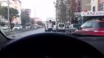 Soğuk havaya aldırmadı, trafikte atletle geri geri koştu