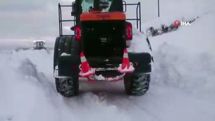 Ekipler karlı yolları açmak için çalışmaya devam ediyor