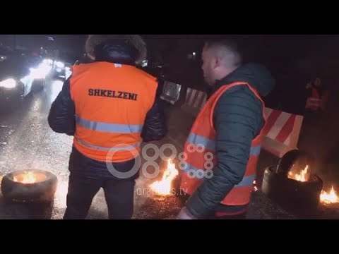 Ora News - Banorët e Astirit i vënë flakën Unazës së Re, djegin goma