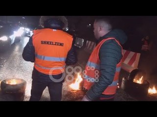 Ora News - Banorët e Astirit "i vënë flakën" Unazës së Re, djegin goma