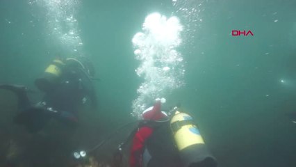 İstanbul- 'Noel Baba', Denizde Plastik Topladı