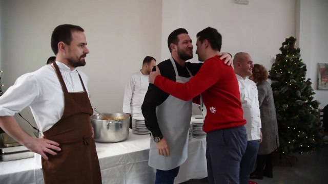 Veliaj dhe shefat e kuzhinës në mensë, kr