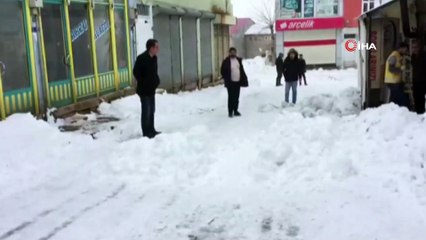 Çatıdan düşen kar yığının altında kalan çocuğun üzeriden kepçe geçti