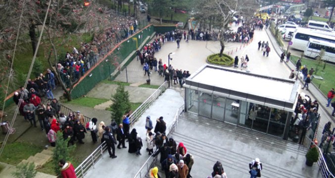 Yılbaşı ve Hafta Sonu Tatilini Uludağ'da Geçirmek İsteyenler Teleferikte Kilometrelerce Kuyruk Oluşturdu