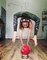 Stefanie Millinger met ses lunettes avec ses pieds en équilibre sur un ballon