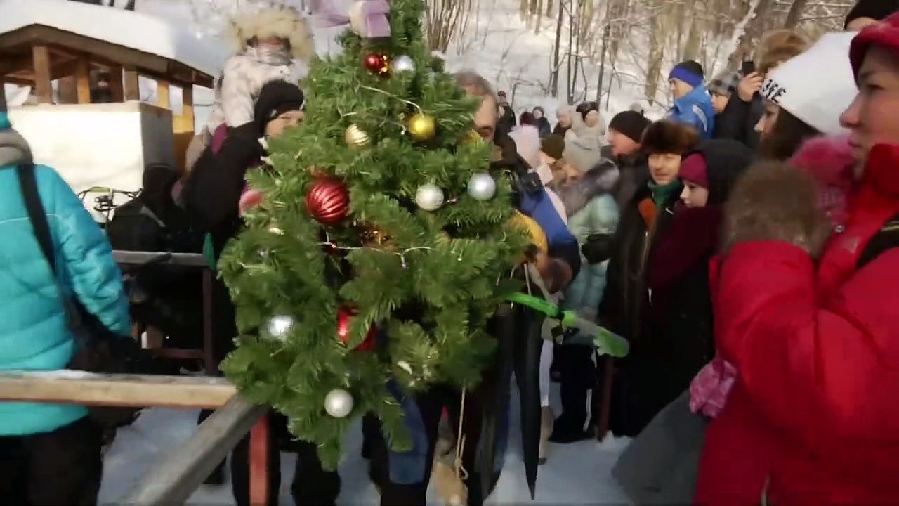 Crazy! Divers uphold bizarre Xmas tradition in...