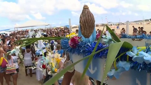 شاهد: تقديم القرابين لإلهة البحر البرازيلية الإفريقية في ريو دي جانيرو