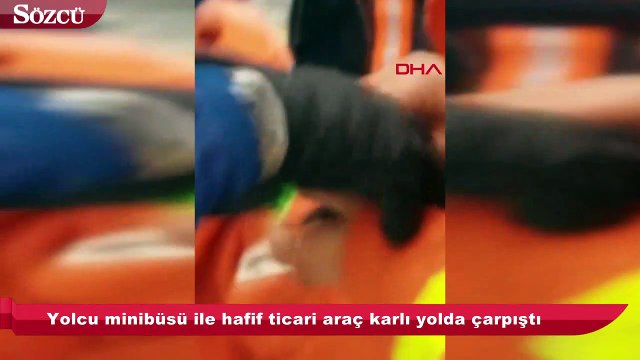 Yolcu minibüsü ile hafif ticari araç karlı yolda çarpıştı