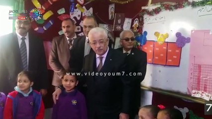 وزير التعليم يجلس مع أطفال الروضة بمدرسة الشافعى