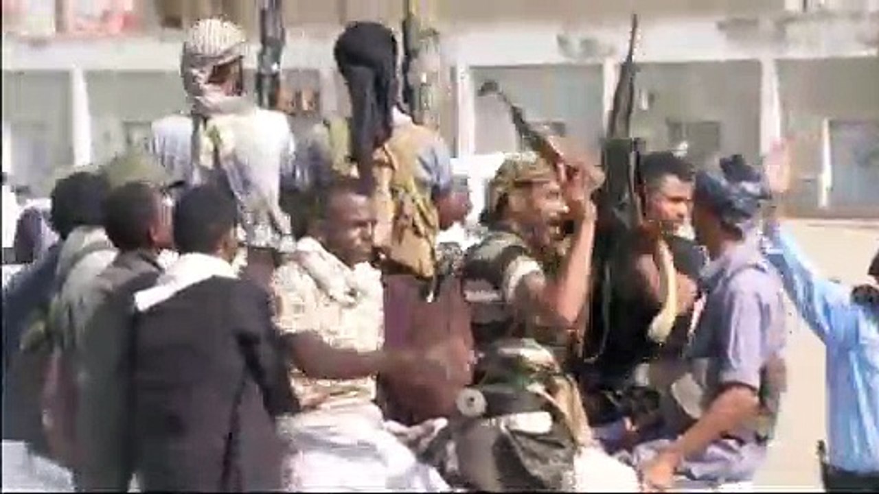 Rebeldes comienzan retirada del puerto de Hodeida entre dudas