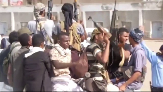 Rebeldes comienzan retirada del puerto de Hodeida entre dudas