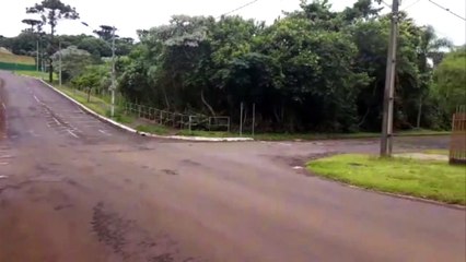 Lâmpada acesa em poste durante o dia gera reclamação