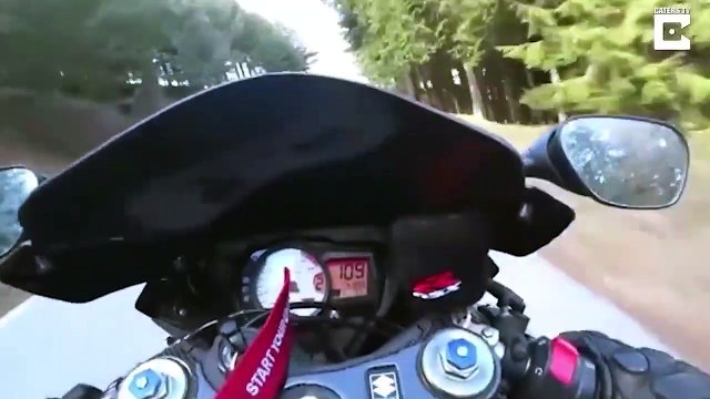 Ce motard prend la gamelle de sa vie dans un virage sur une route de montagne