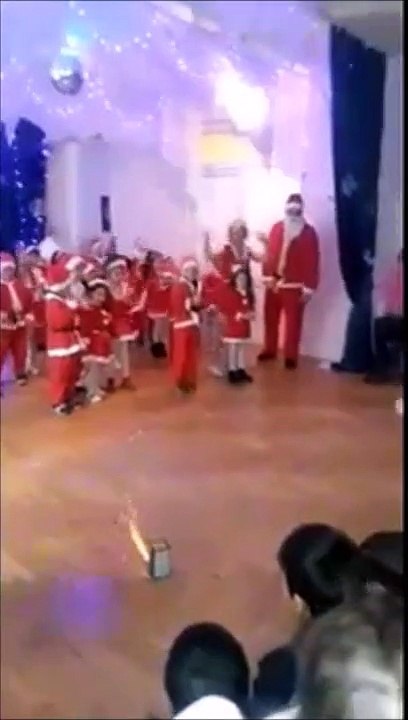 Un spectacle de Noël vire au drame à cause d'un feu d'artifice qui explose dans la salle !