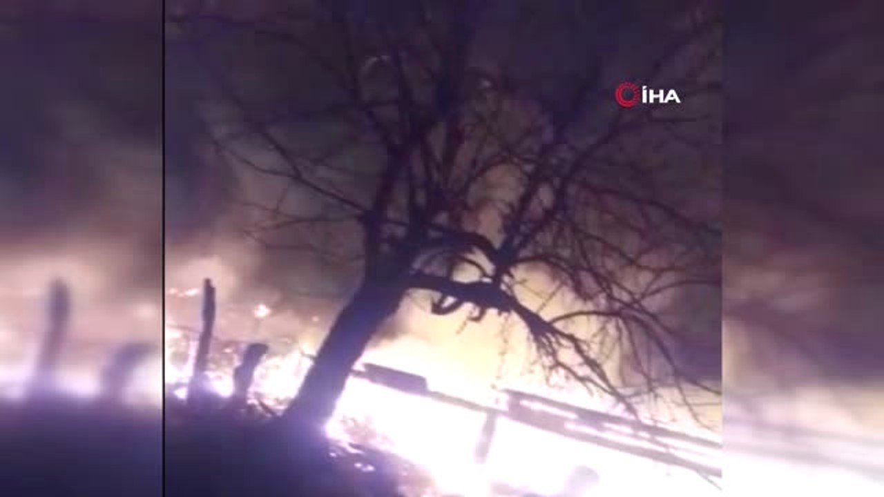 Ovacık'ta Yan Yana Bulunan 2 Ahşap Ev Alevlere Teslim Oldu