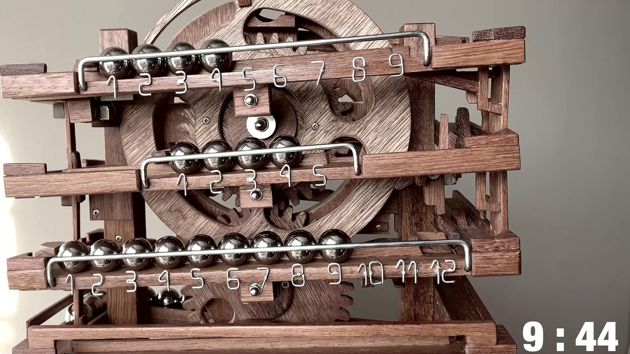 Reloj de madera con bolas de acero nr 3 -Wooden clock with steel balls