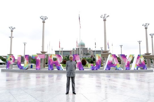 Dr Mahathir officiates new “Putrajaya” signage