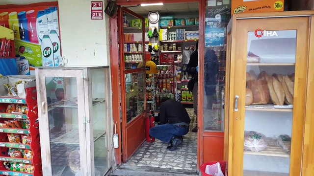Veresiye alamayınca silah zoruyla aldı, polislerin çalışmasını izlerken kıskıvrak yakalandı