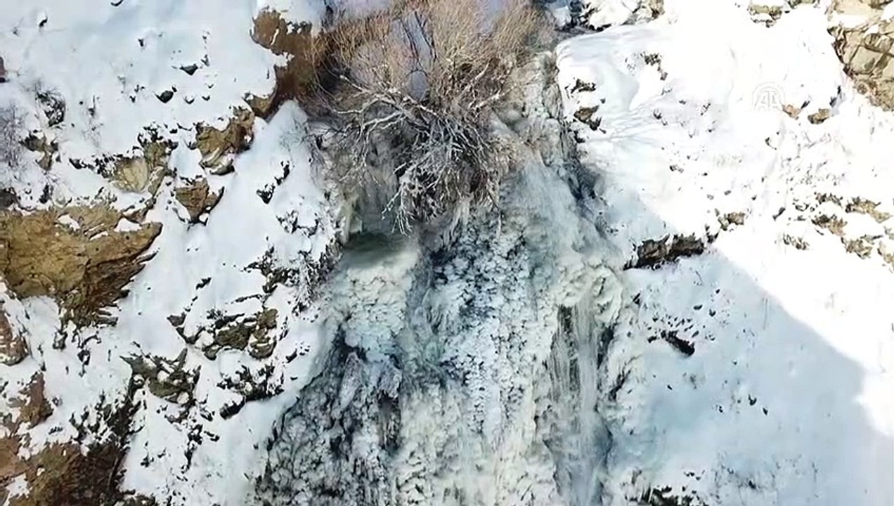 Susuz Şelalesi dondu - KARS