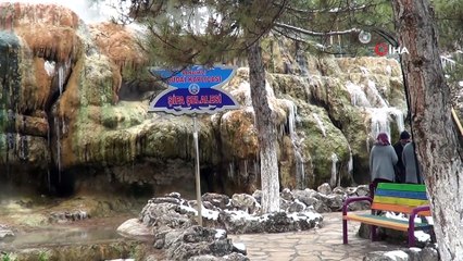 Sandıklı kaplıcalarında termal şelale soğuktan dondu