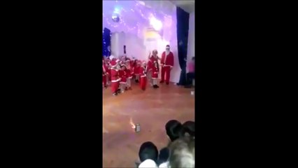 Des feux d'artifices explosent lors d'un spectacle de Noël dans une école maternelle