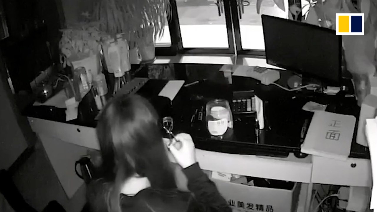 Thief distracted by make-up before fleeing store in China with cash