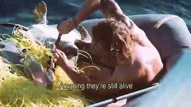 Il libère quatre tortues prisonnières dun filet de pêche (Océan Pacifique)