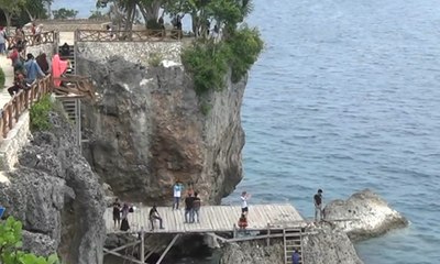 Keindahan Panorama Alam Tebing Pantai Apparalang