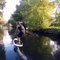 Un homme fait du foil à moteur sur une rivière