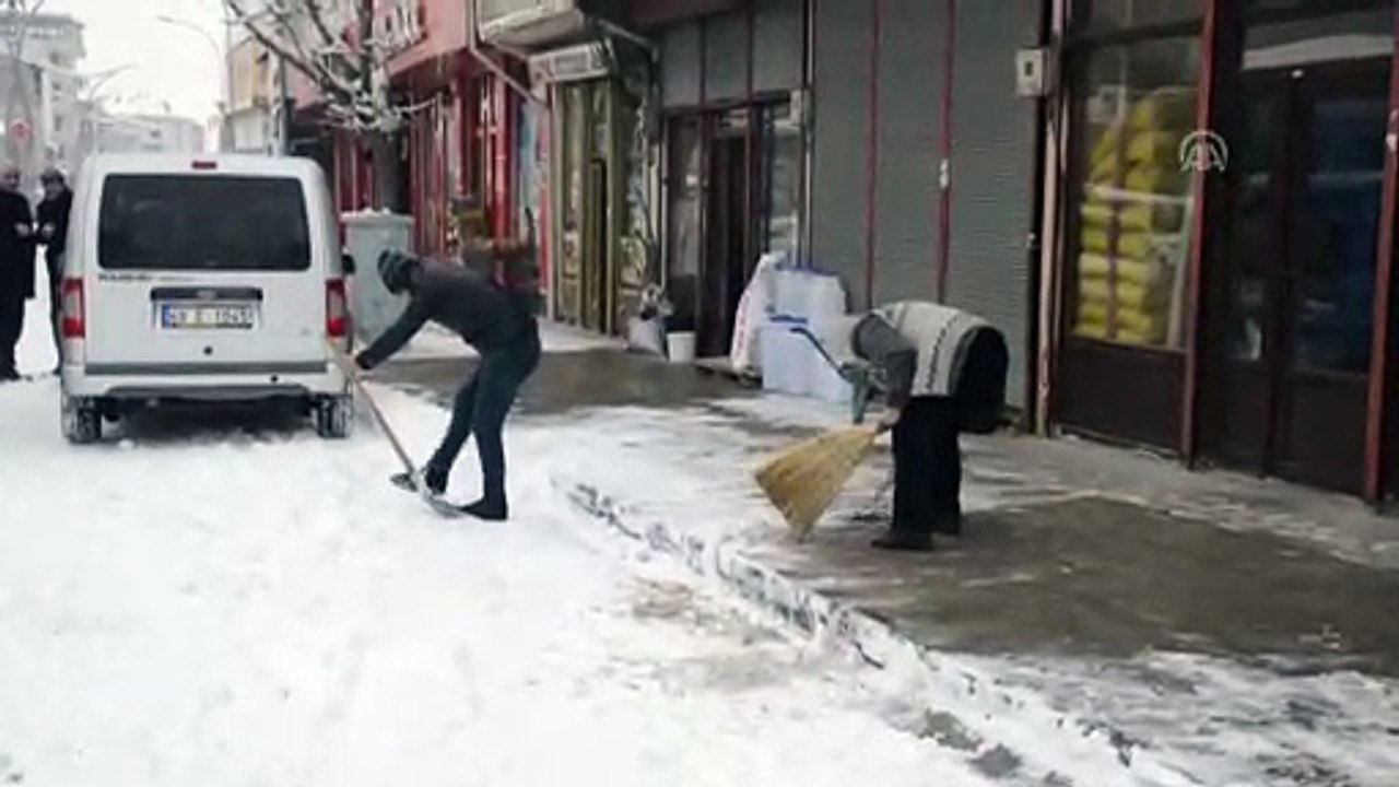 Malazgirt'te kar yağışı - MUŞ
