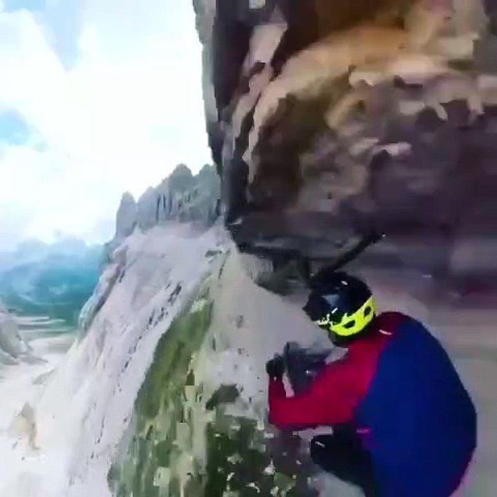 Un rider complètement dingue roule au bord des falaises en VTT