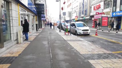 Kayseri Vatandaşlar Buzlu Kaldırımlarda Kaymasın Diye Kaldırımlara Halı Serildi