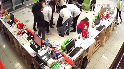 Vicdansız Hırsız Kamerada: Çocuk Boğulurken Böyle Hırsızlık Yaptı