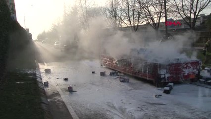 İstanbul Ümraniye'de Akü Yüklü Kamyon Yandı