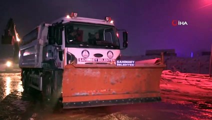 Belediye Başkanı Tahmazoğlu, kar küredi