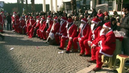 Arsa mağdurlarından 'Noel Baba' kıyafetli eylem