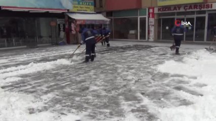 Belediye Başkanı Kürekle Kar Küredi