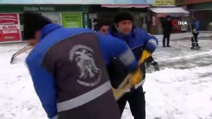 Belediye Başkanı kürekle kar küredi