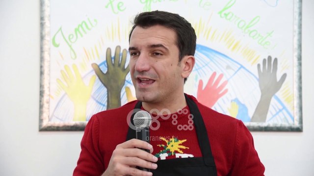 Ora News - Veliaj dhe Borchardt drekë festive për njerëzit në nevojë në qendrat sociale