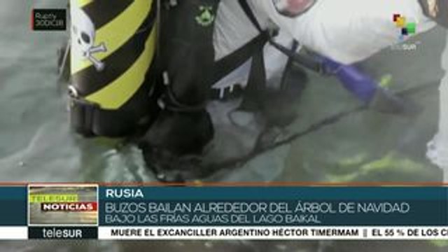 Buzos rusos celebran el cambio de año bajo las frías aguas de un lago