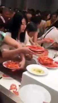 Buffet illimité ? Ces touristes chinois emportent tout !