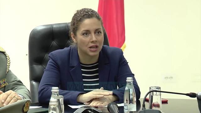 Ministrja Xhaçka uron trupat shqiptare - News, Lajme - Vizion Plus