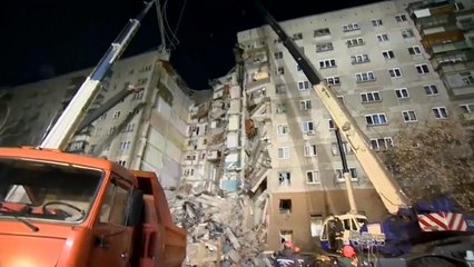 Скачать видео: Siete muertos y más de 30 desaparecidos en el derrumbe parcial de un edificio en Rusia