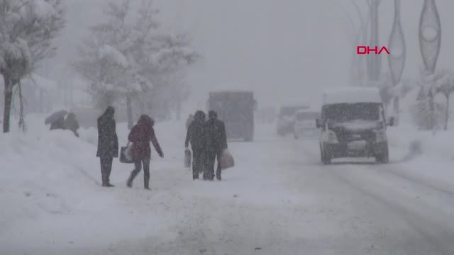 Hakkari ve Bitlis'te 383 Köy ve Mezranın Yolu Ulaşıma Kapandı