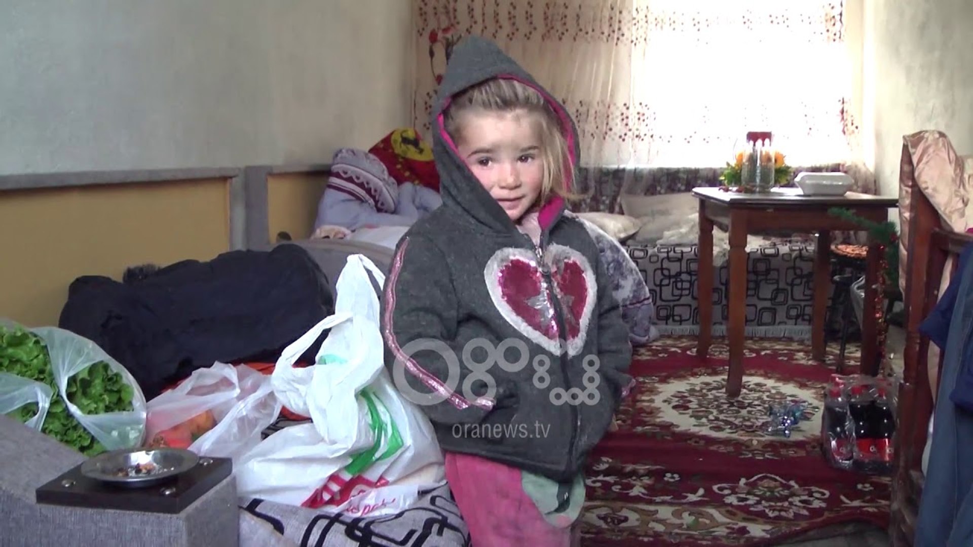 ⁣Ora News - Histori e trishtë në Pogradec/ Vajza e vogël dëshiron një lodër, djali kërkon vetëm bukë