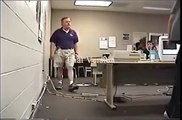 Quand un élève éclate son ordi devant son prof en plein cours !