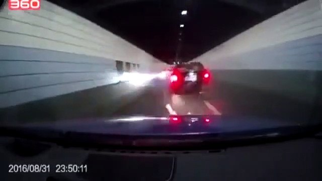 Des chauffard font la course en voitures dans un tunnel et ça fini très mal