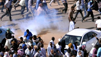 تجدد الاحتجاجات بالخرطوم.. والشرطة تطلق الرصاص على المتظاهرين